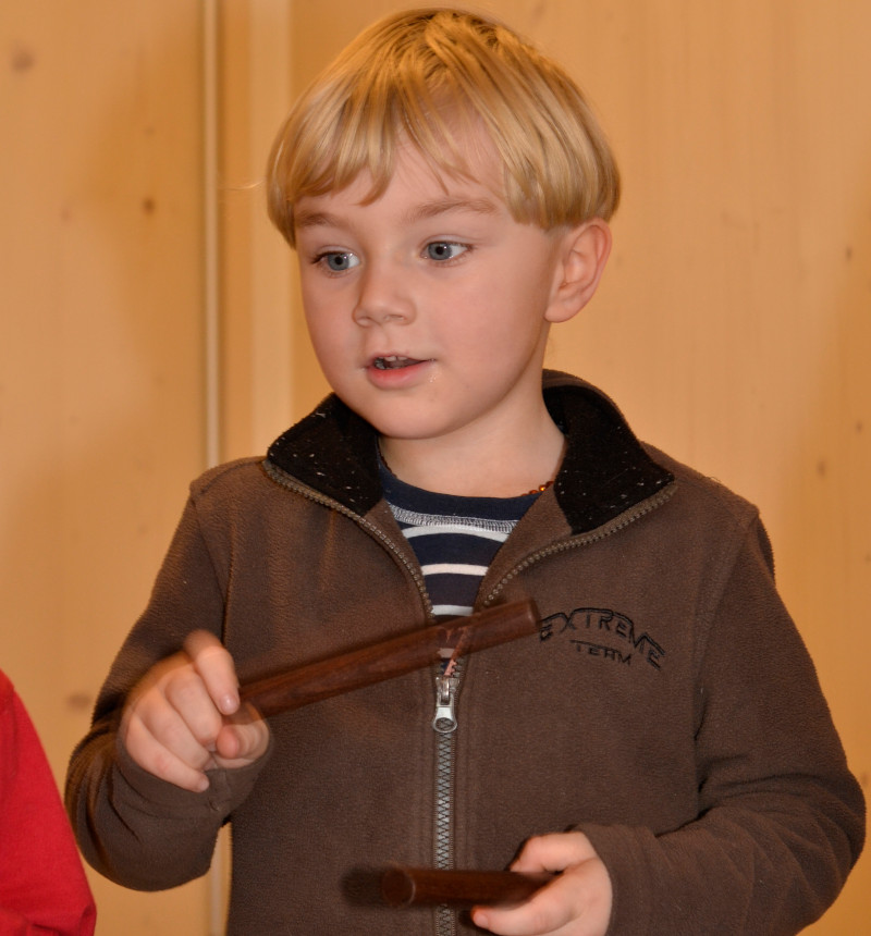 SBS Programm - Kinder singen, bewegen sich und sprechen