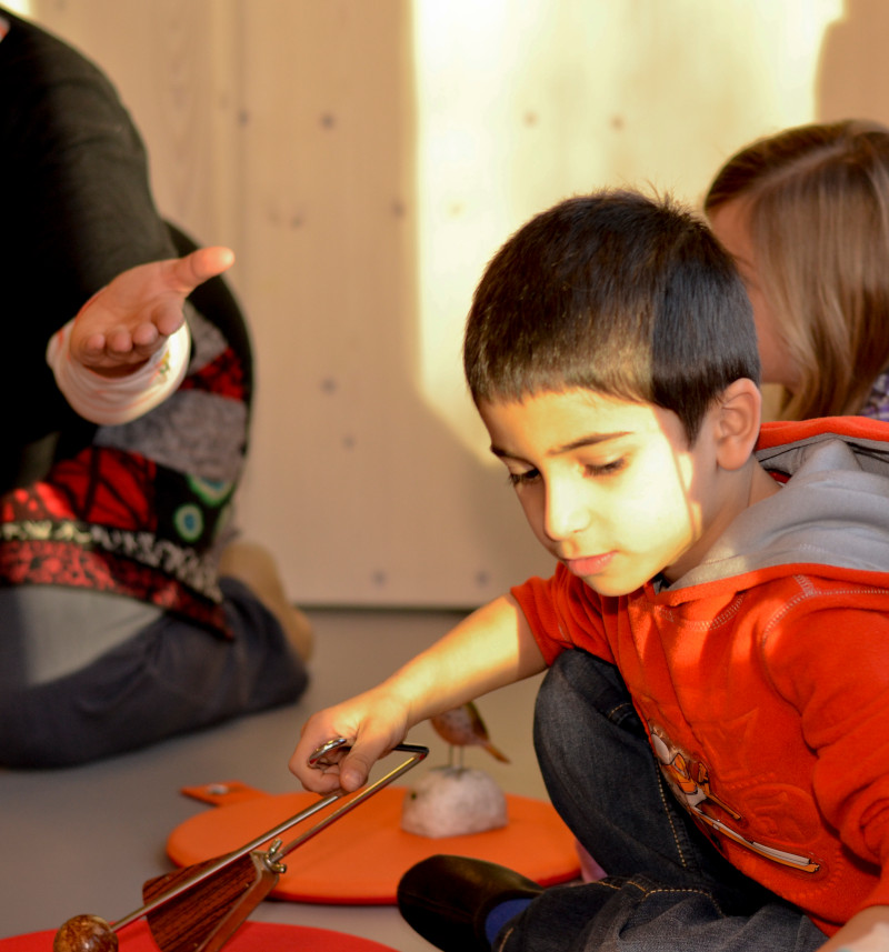 SBS Programm - Kinder singen, bewegen sich und sprechen