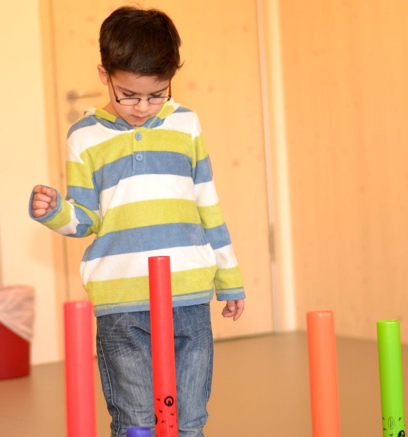 SBS Programm - Kinder singen, bewegen sich und sprechen