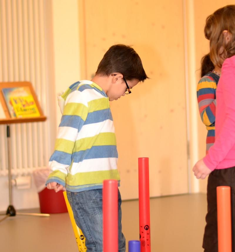 SBS Programm - Kinder singen, bewegen sich und sprechen