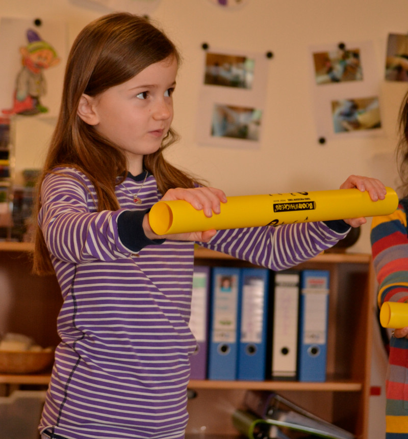 SBS Programm - Kinder singen, bewegen sich und sprechen