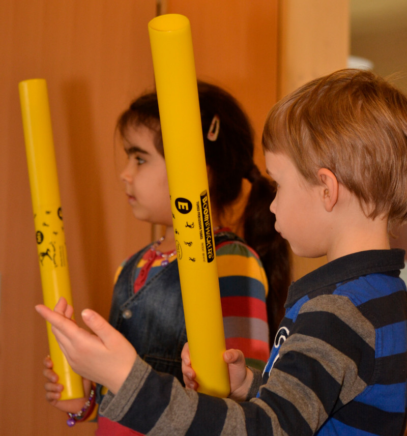 SBS Programm - Kinder singen, bewegen sich und sprechen
