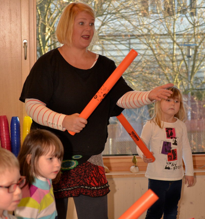 SBS Programm - Kinder singen, bewegen sich und sprechen