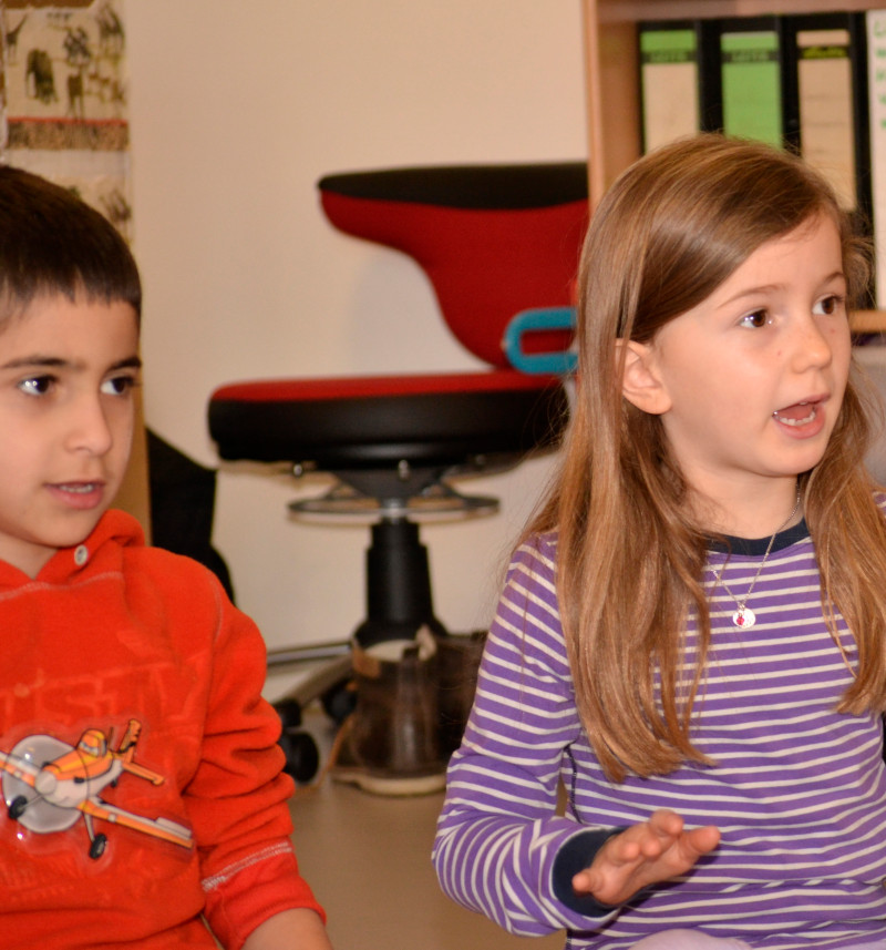 SBS Programm - Kinder singen, bewegen sich und sprechen