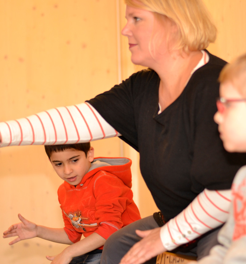 SBS Programm - Kinder singen, bewegen sich und sprechen
