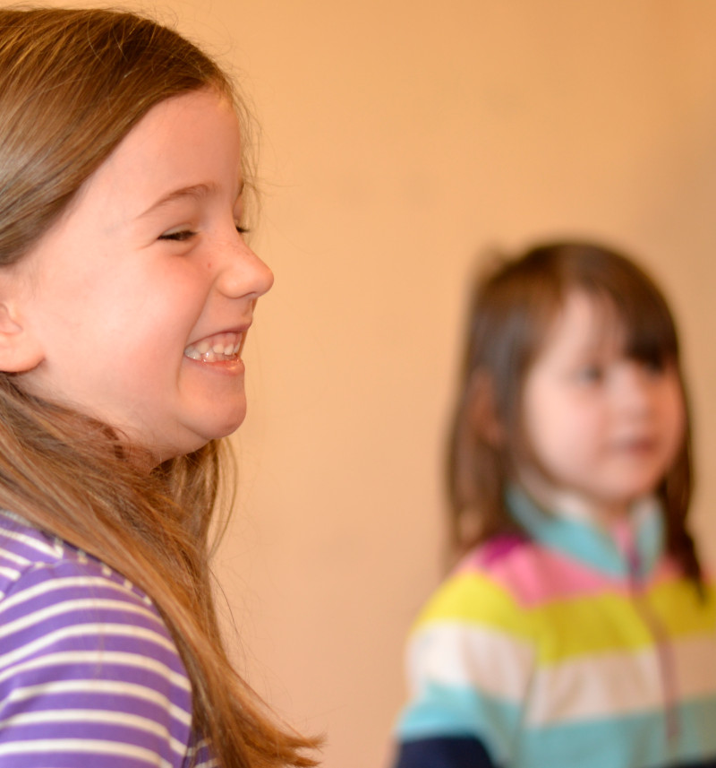 SBS Programm - Kinder singen, bewegen sich und sprechen