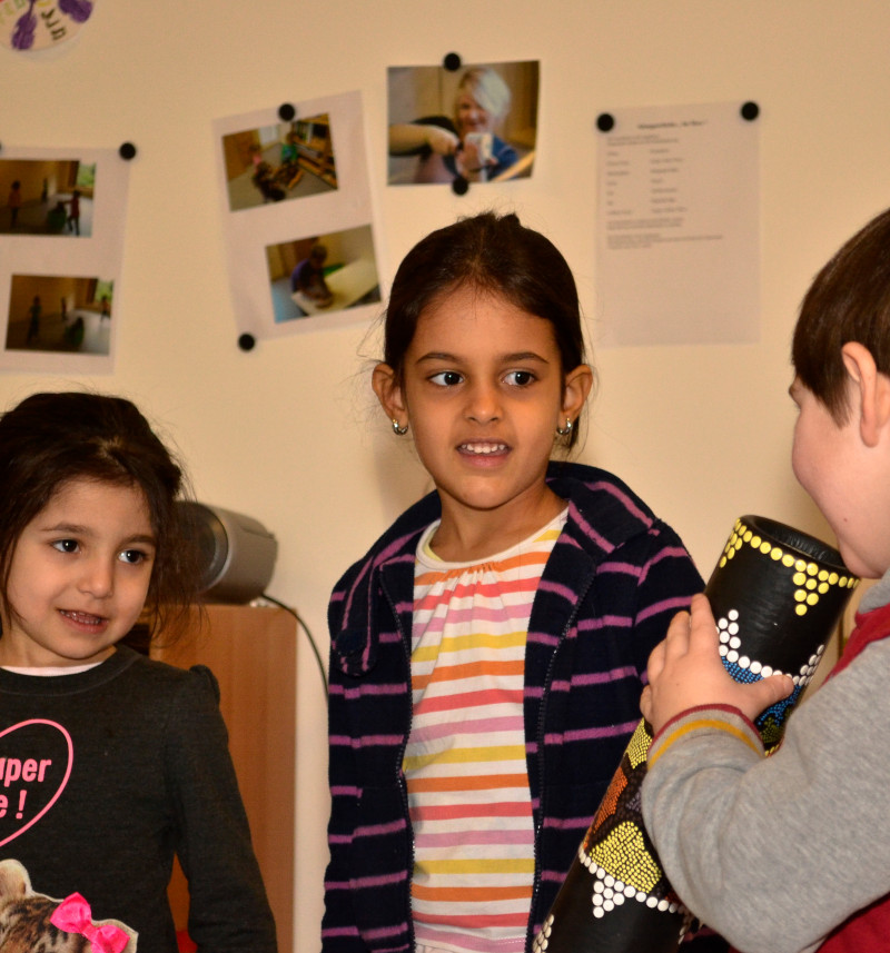 SBS Programm - Kinder singen, bewegen sich und sprechen
