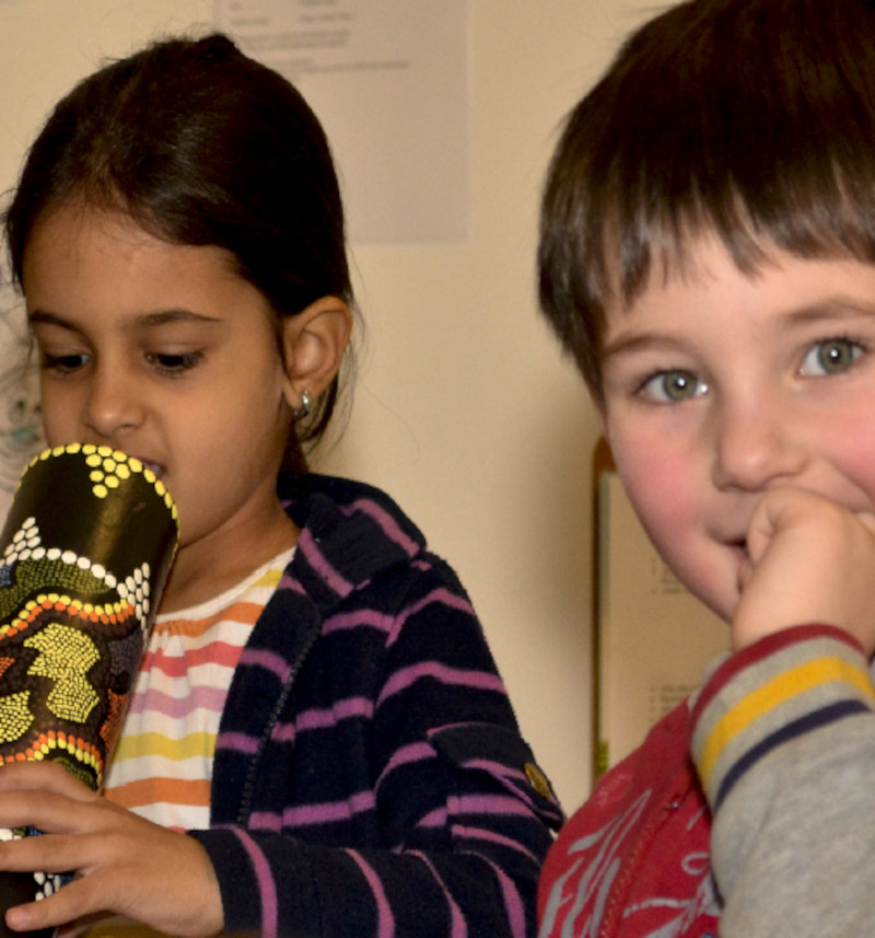 SBS Programm - Kinder singen, bewegen sich und sprechen