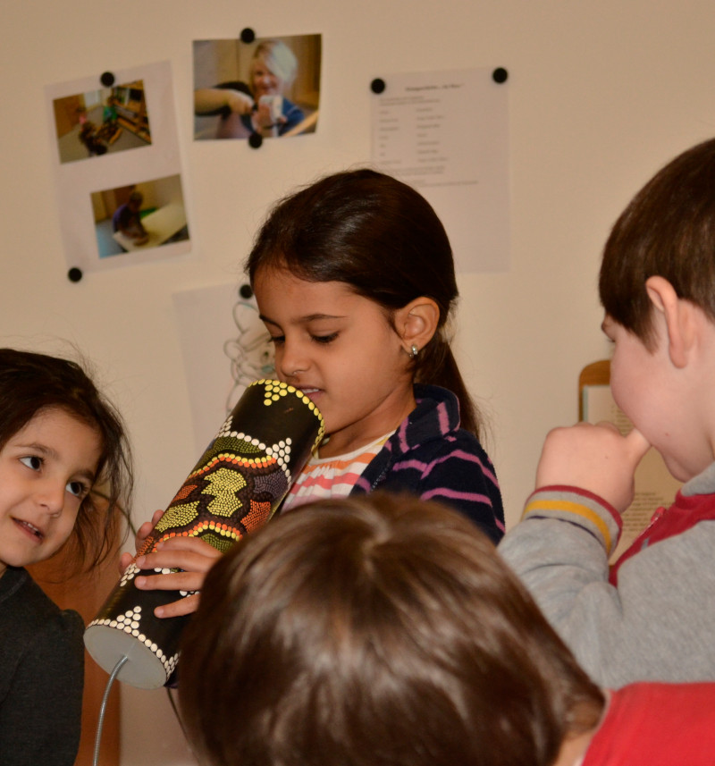 SBS Programm - Kinder singen, bewegen sich und sprechen