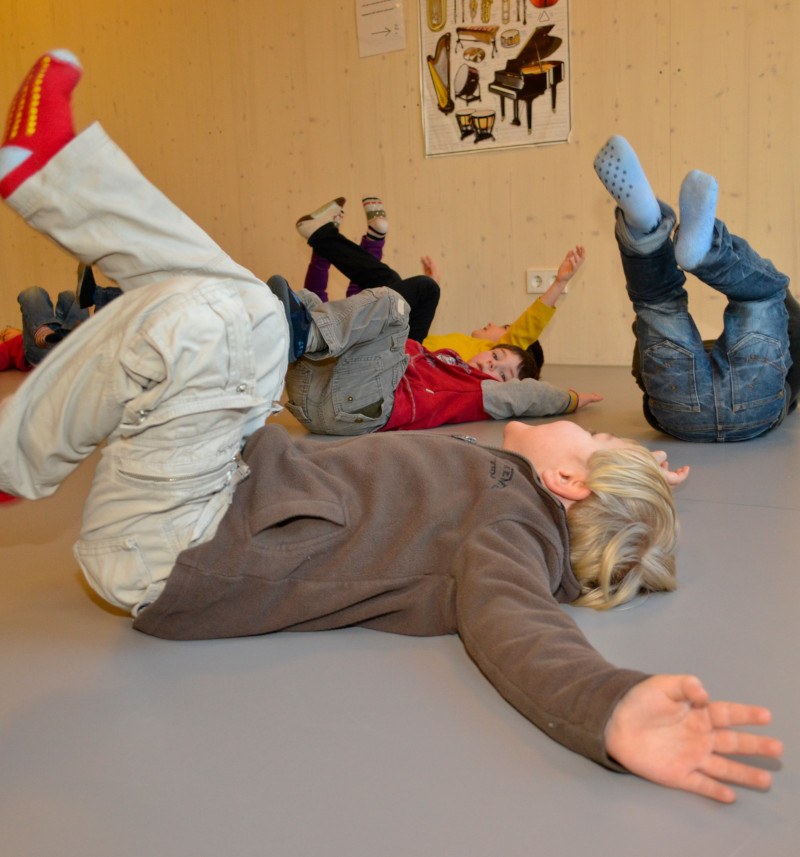 SBS Programm - Kinder singen, bewegen sich und sprechen