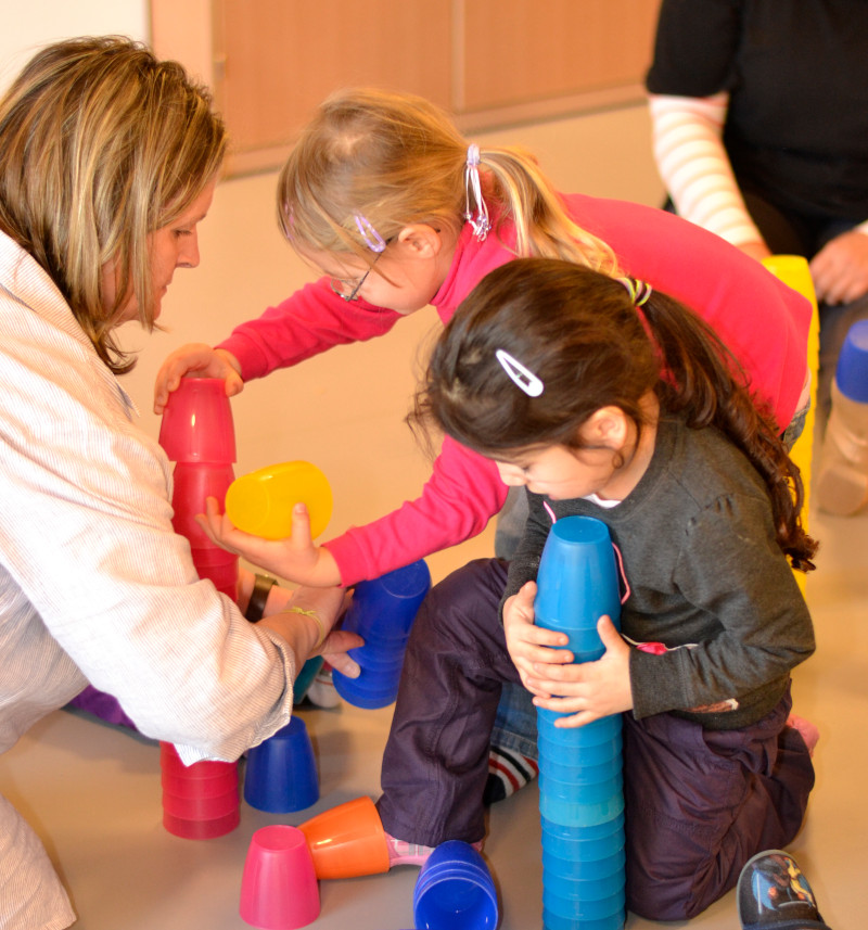 SBS Programm - Kinder singen, bewegen sich und sprechen