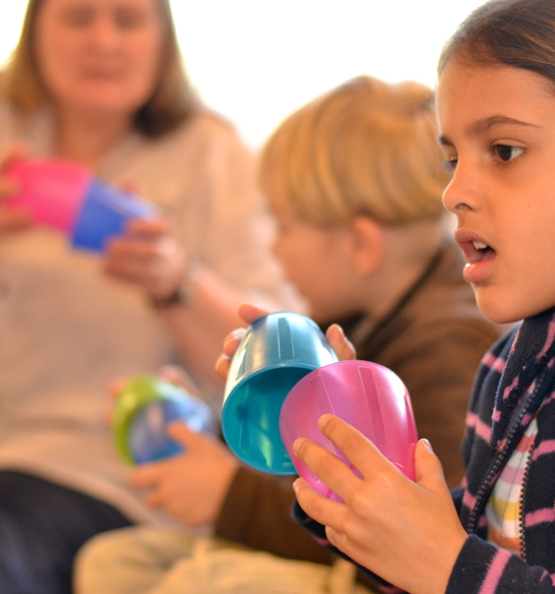 SBS Programm - Kinder singen, bewegen sich und sprechen