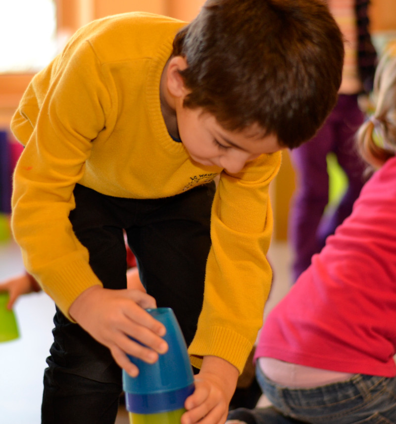 SBS Programm - Kinder singen, bewegen sich und sprechen