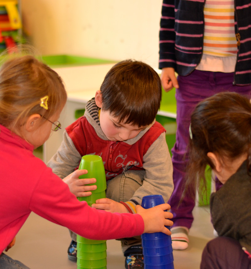 SBS Programm - Kinder singen, bewegen sich und sprechen