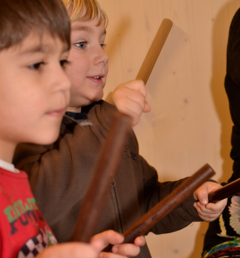SBS Programm - Kinder singen, bewegen sich und sprechen