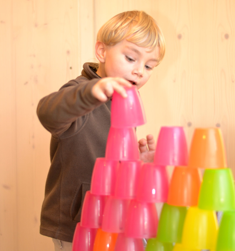 SBS Programm - Kinder singen, bewegen sich und sprechen