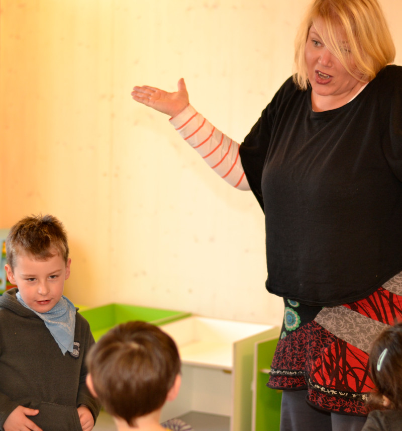SBS Programm - Kinder singen, bewegen sich und sprechen
