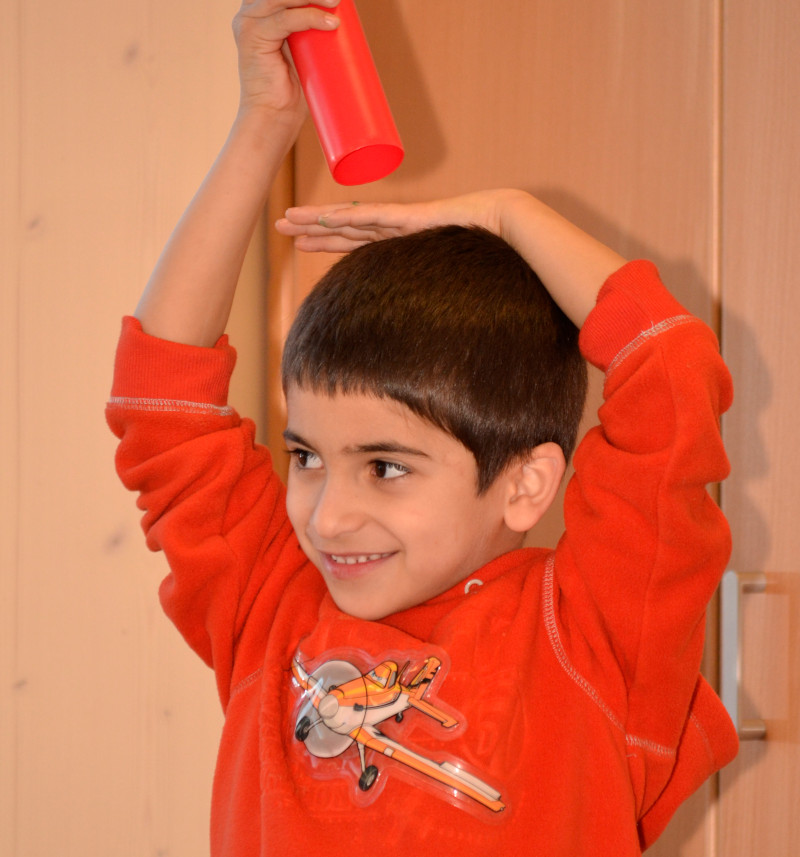 SBS Programm - Kinder singen, bewegen sich und sprechen