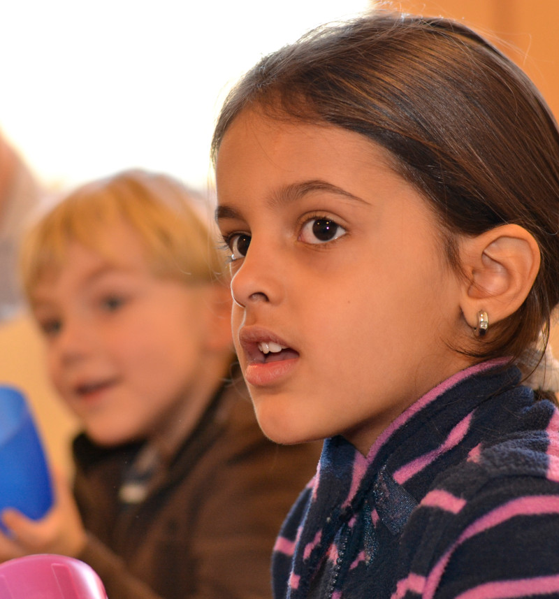 SBS Programm - Kinder singen, bewegen sich und sprechen