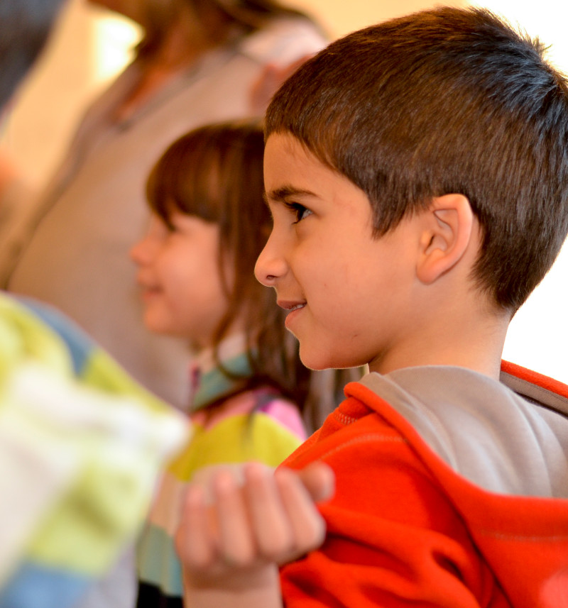 SBS Programm - Kinder singen, bewegen sich und sprechen