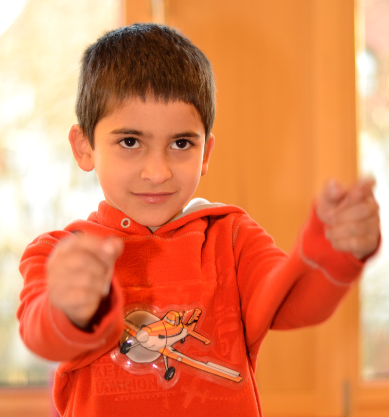SBS Programm - Kinder singen, bewegen sich und sprechen