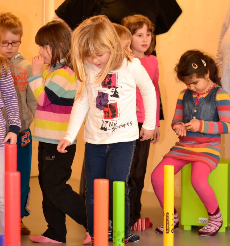 SBS Programm - Kinder singen, bewegen sich und sprechen