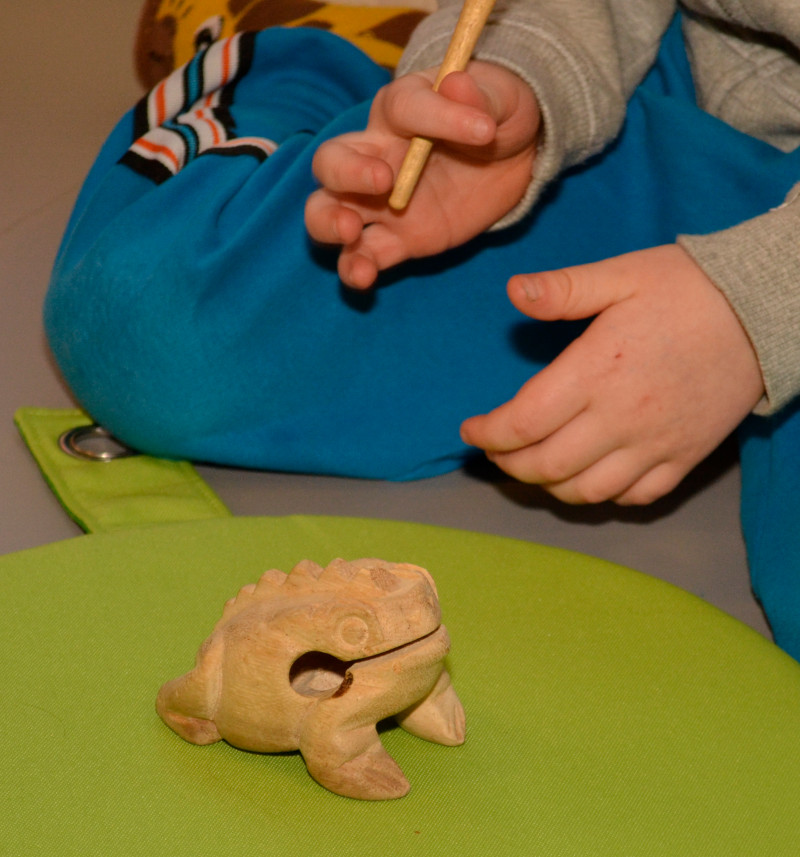 SBS Programm - Kinder singen, bewegen sich und sprechen