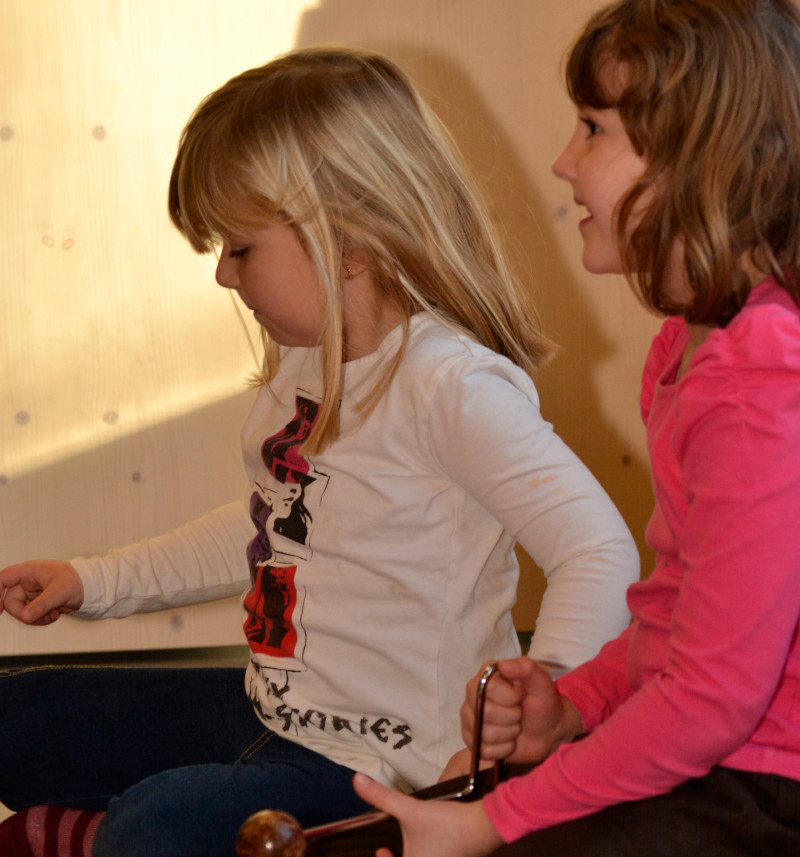 SBS Programm - Kinder singen, bewegen sich und sprechen